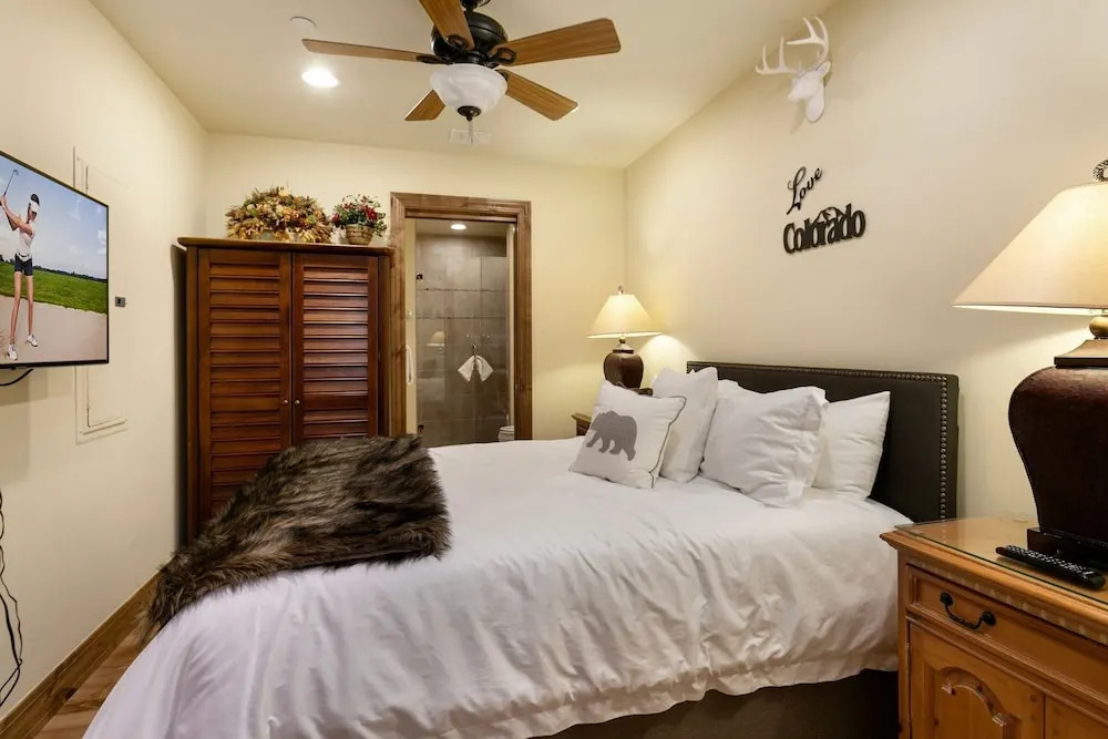 B107 Beaver Creek Landing 3 Bedroom Condo by RedAwning