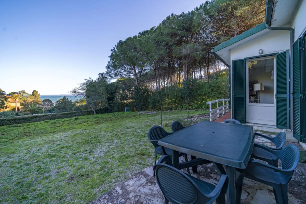 Rustic Villetta Le Grotte sleeps 8 comfortably with a view of the bay of Portoferraio-VILLETTA LE GROTTE