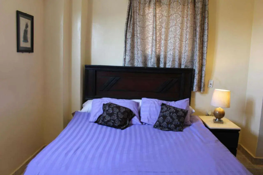 Pyramids Overlook Inn