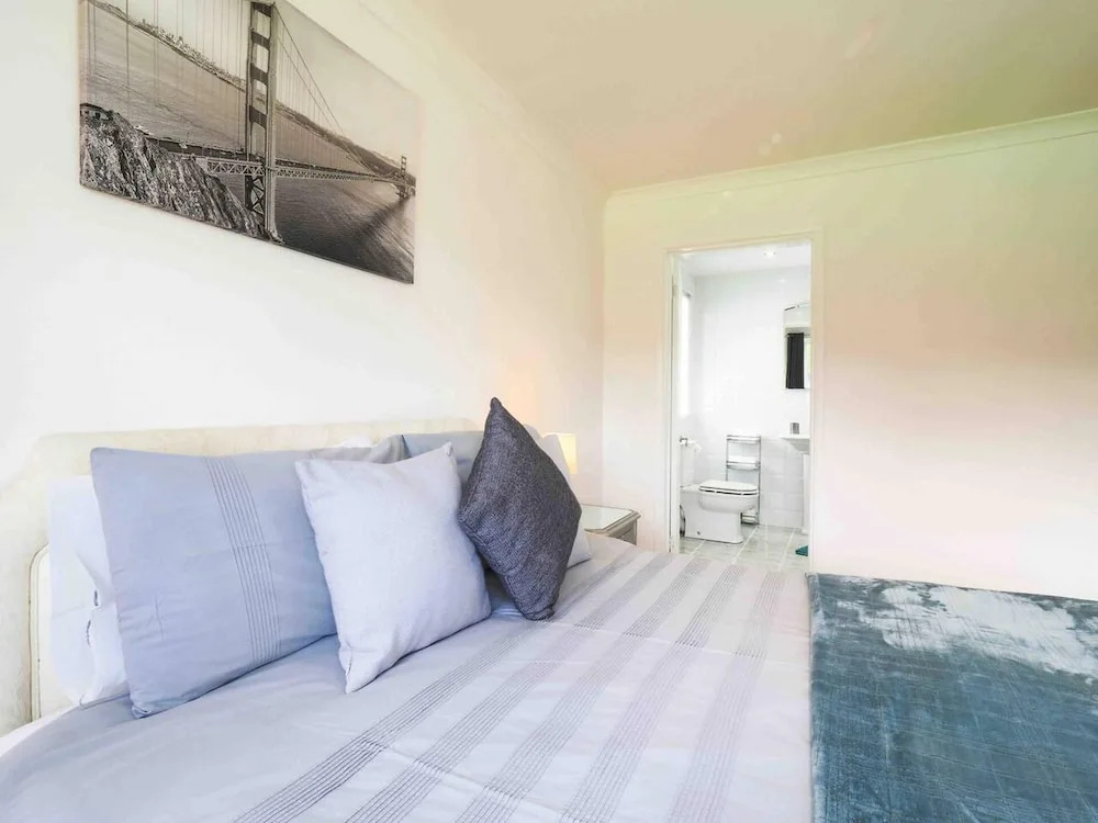 Inviting 7-bed House With sea Views in Hythe