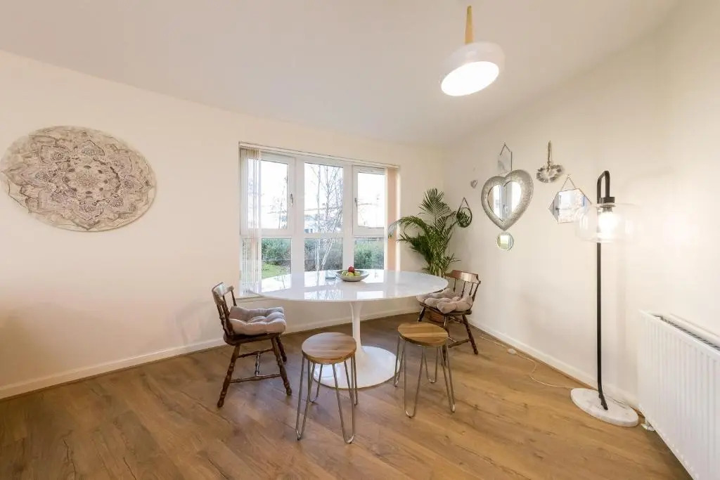 THE BROCH, Ground Floor City Centre Apartment, sleeps 6