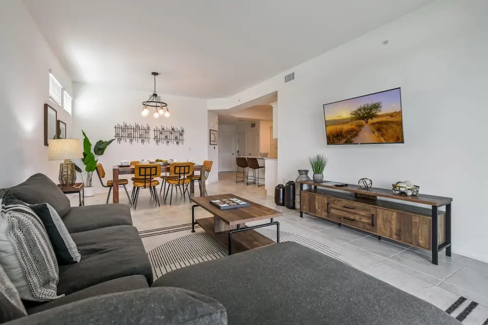 Spacious Beautiful 3-br Condo Prime Location