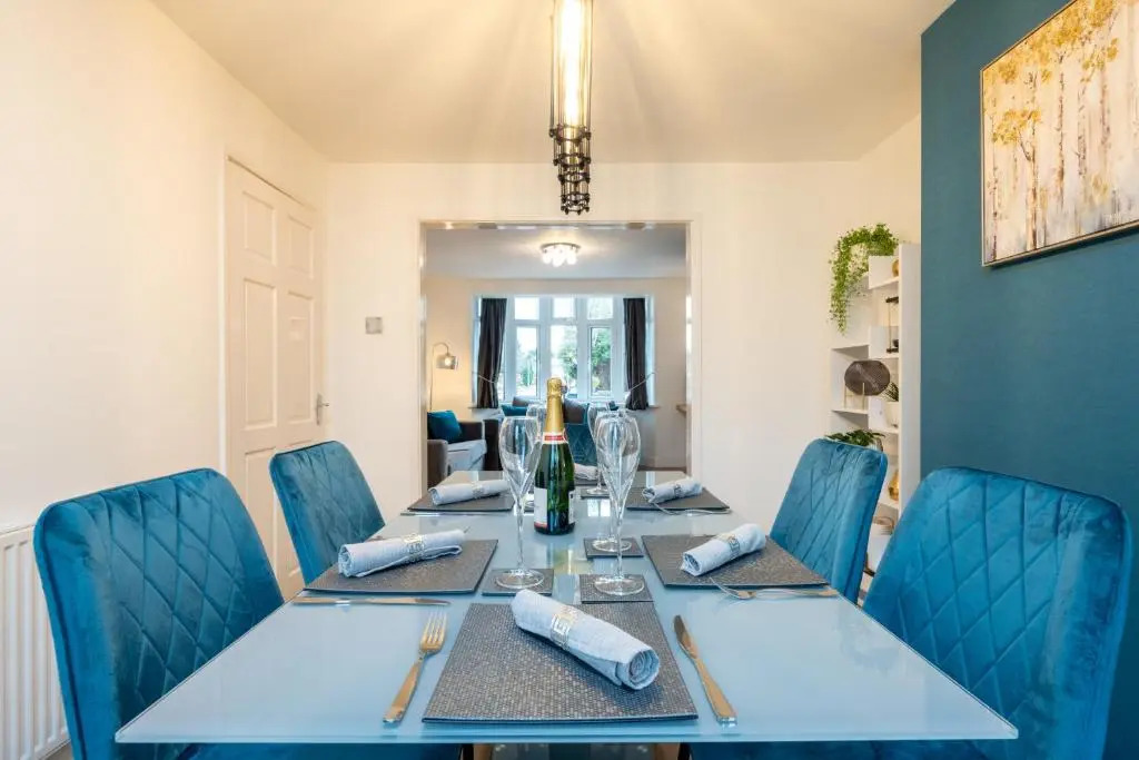 Treetops House -Luxury modern 4-bed, sleeps 10 -Solihull, JLR, NEC, Resorts World, Birmingham Airport, HS2