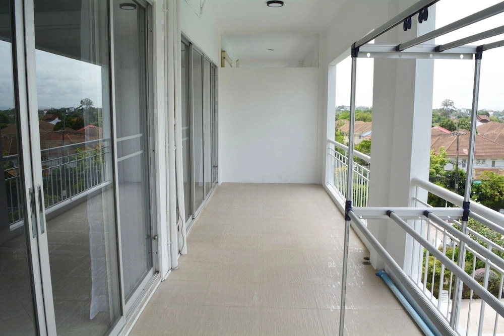 Modern Pool-view 1-bedroom Condo With Large Balcony - Baan Suan Jomtien