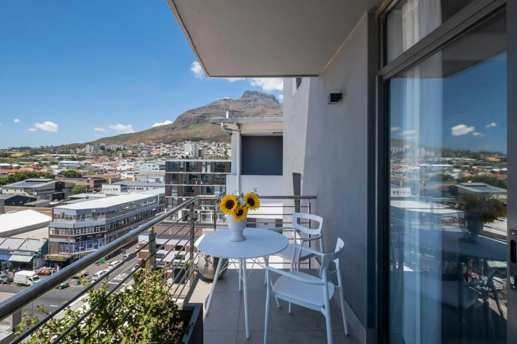 Modern Two Bedroom Unit, Mountain & Harbour Views