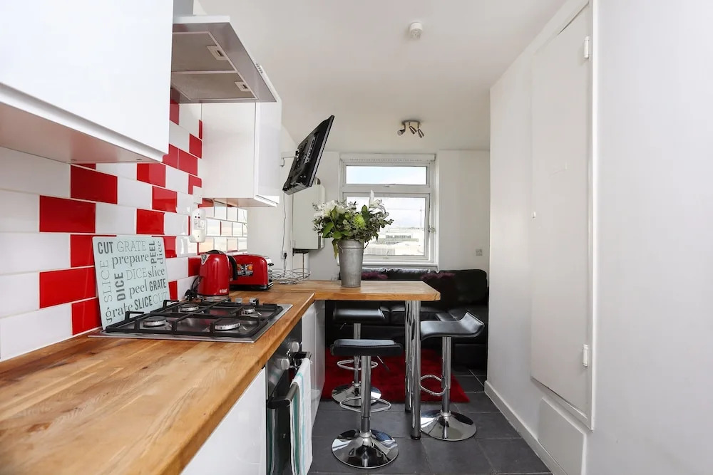 4 Bedroom Apartment in Shepherd's Bush Accommodates 10