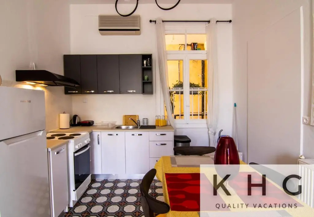 Eleni's super central apartments! 5 minutes walking from everything!
