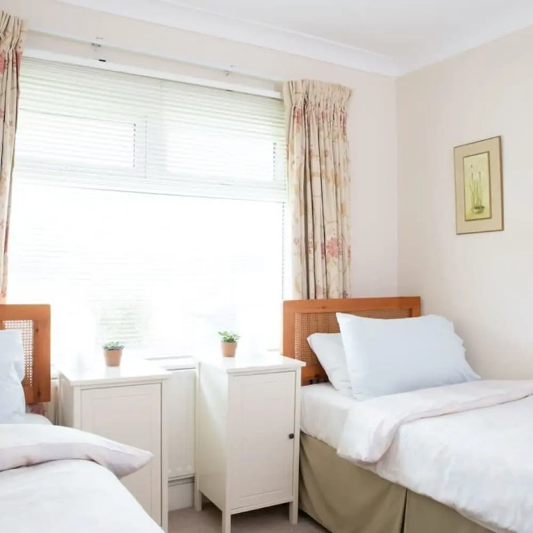 Seaside detached 4bd home nr shops Parking Garden