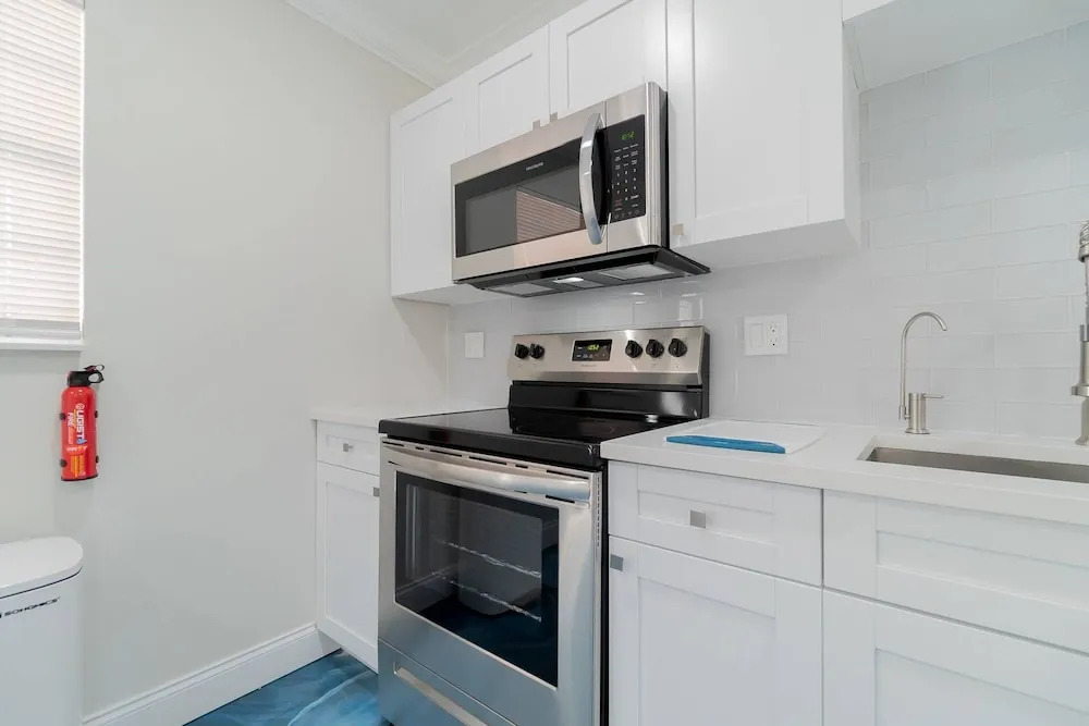 Beachy Blues Apt A, Downtown, Shops, Cafes & Beach, Dog Friendly