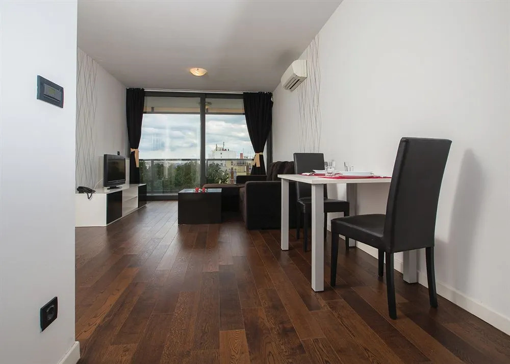 Nova Galerija Studio Ema i Apartman Anita- parking in garage