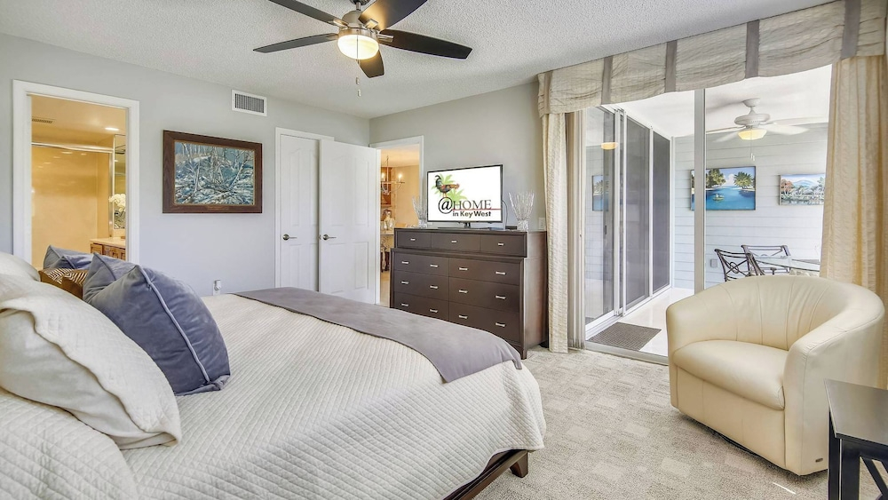 Dune Wind South by Avantstay Communal Pool & Hot Tub Gated Community Close to Smathers Beach Month Long Stays Only