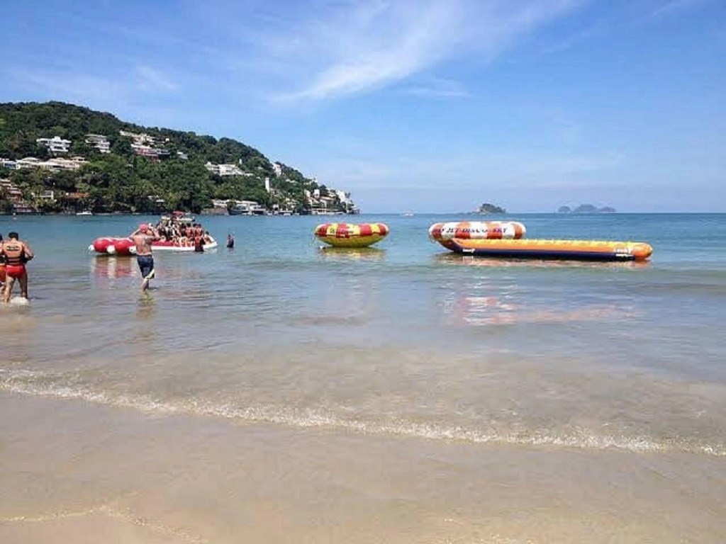 Hotel Rosa da Ilha Guaruja - 80m do mar, 02 piscinas, sala de jogos, brinquedão de percurso para crianças