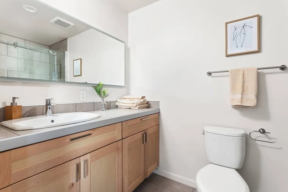 Upscale 3BR Penthouse by CozySuites