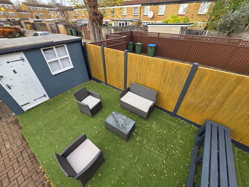 Charming 2 Bedroom Luxurious Home in Thamesmead South East London
