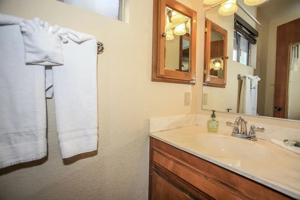 Village Hideaway - Perfectly cozy cabin with a beautiful location, walking distance to everything