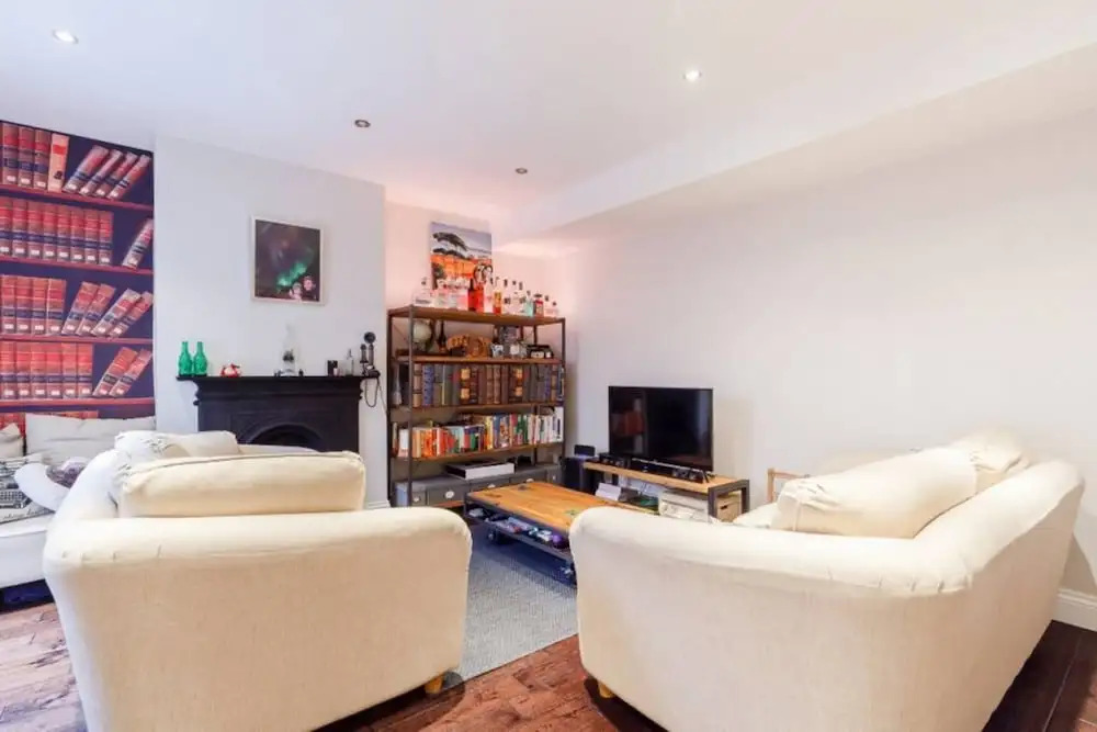 Stylish 2 Bedroom Flat With Large Garden