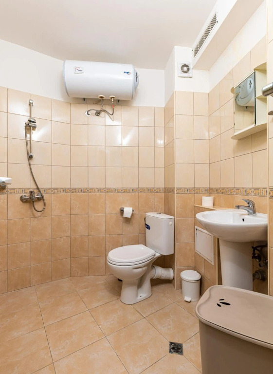 Sunny 1BD Apartment in OLD TOWN