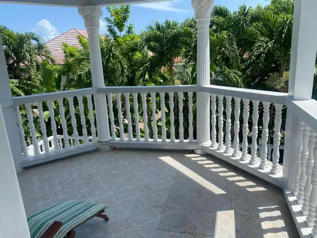 5 Bed Villa Sleeps 14 - Private Pool - Smart TVs