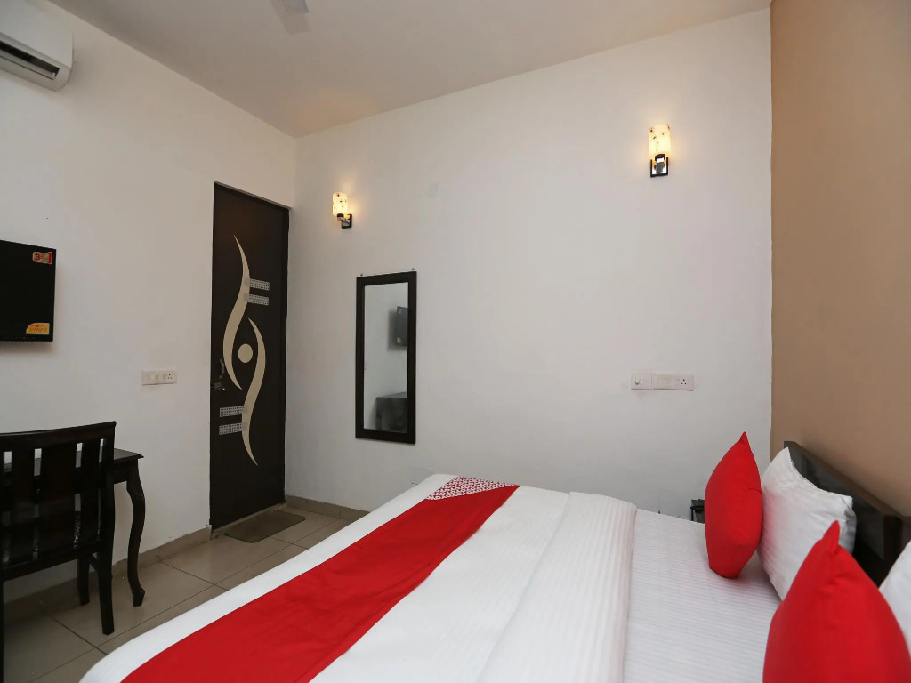 OYO 15674 Mahak Residency