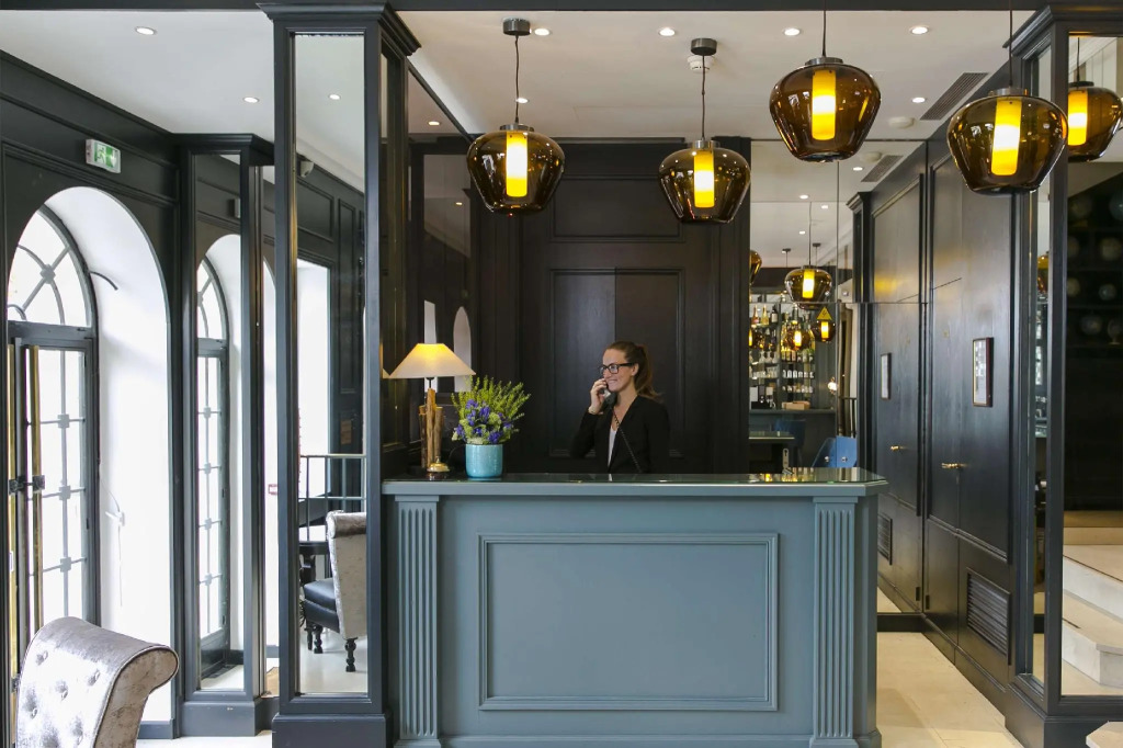 Hotel de Neuville Arc de Triomphe