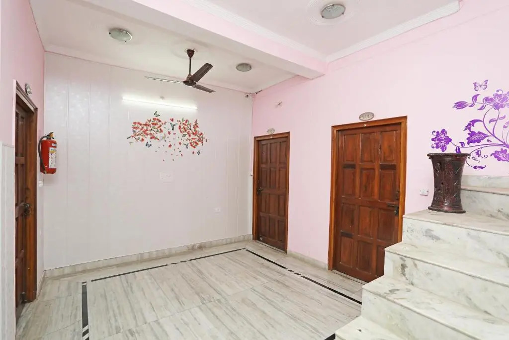 OYO 14185 Laxmi Yellow Guest House