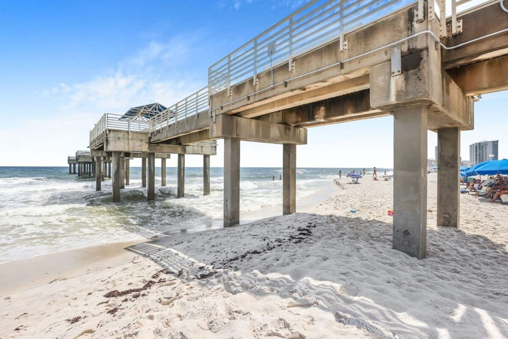 Four Seasons 402-e Private Fishing Pier