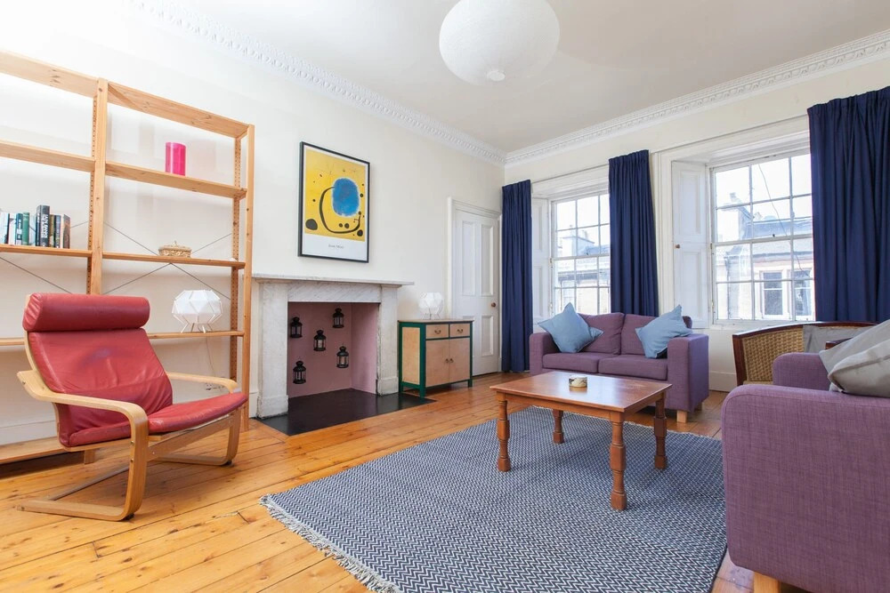 Traditional 3 Bedroom Apartment in Central Edinburgh
