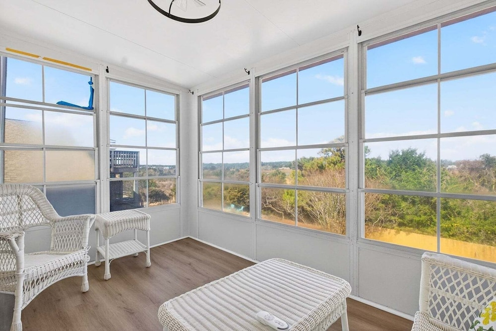 Luna By The Sea / 238 Brunswick Ave West 3 Bedroom Home