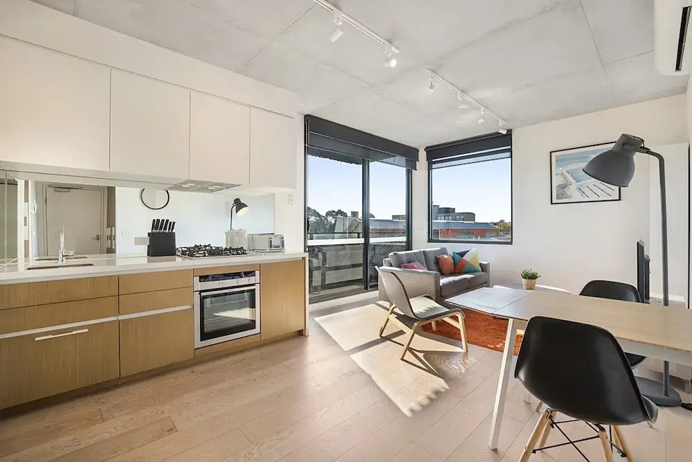 Comfy 2-bed Balcony Unit Near Chapel St