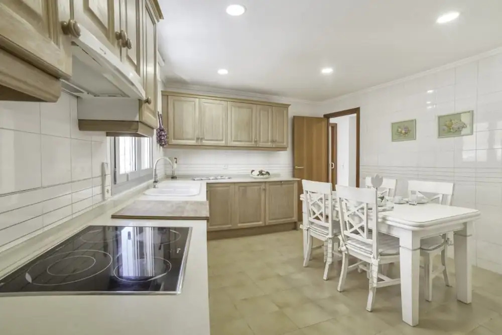 Apartment - 4 Bedrooms with WiFi and Sea views - 105010