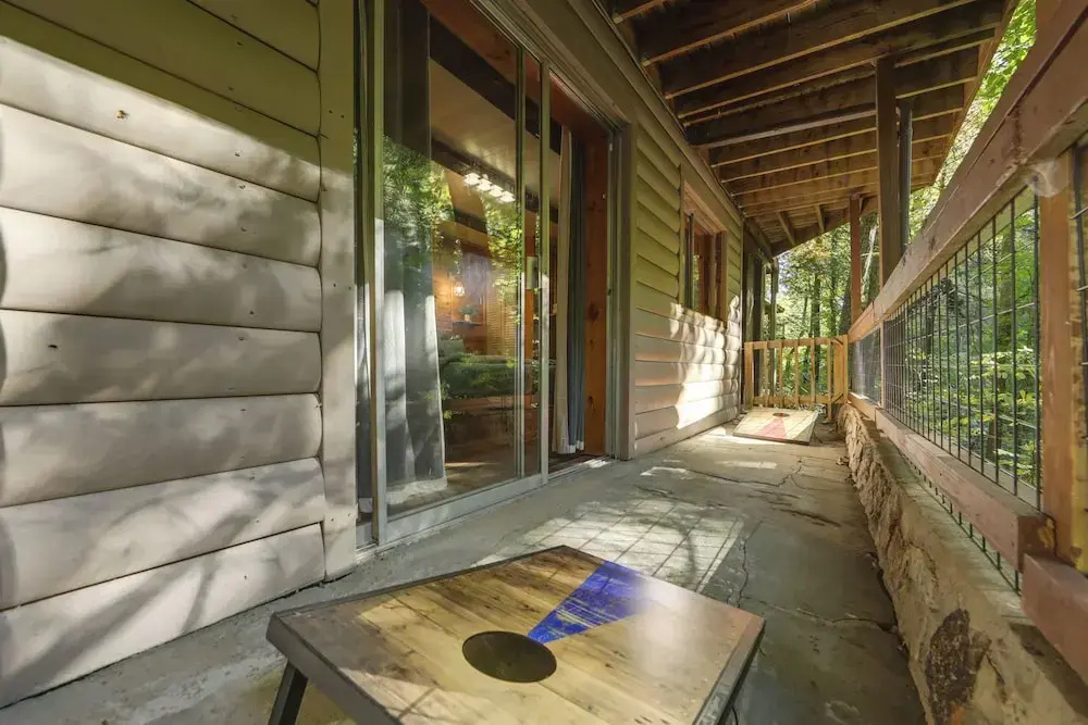 Cabin w/ Hot Tub: 2 Mi to Downtown Gatlinburg!