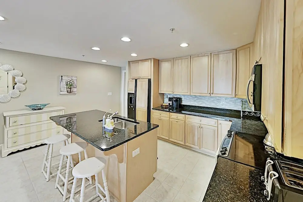 Lovely Waterfront W/ Balcony - Near Beach! 3 Bedroom Condo