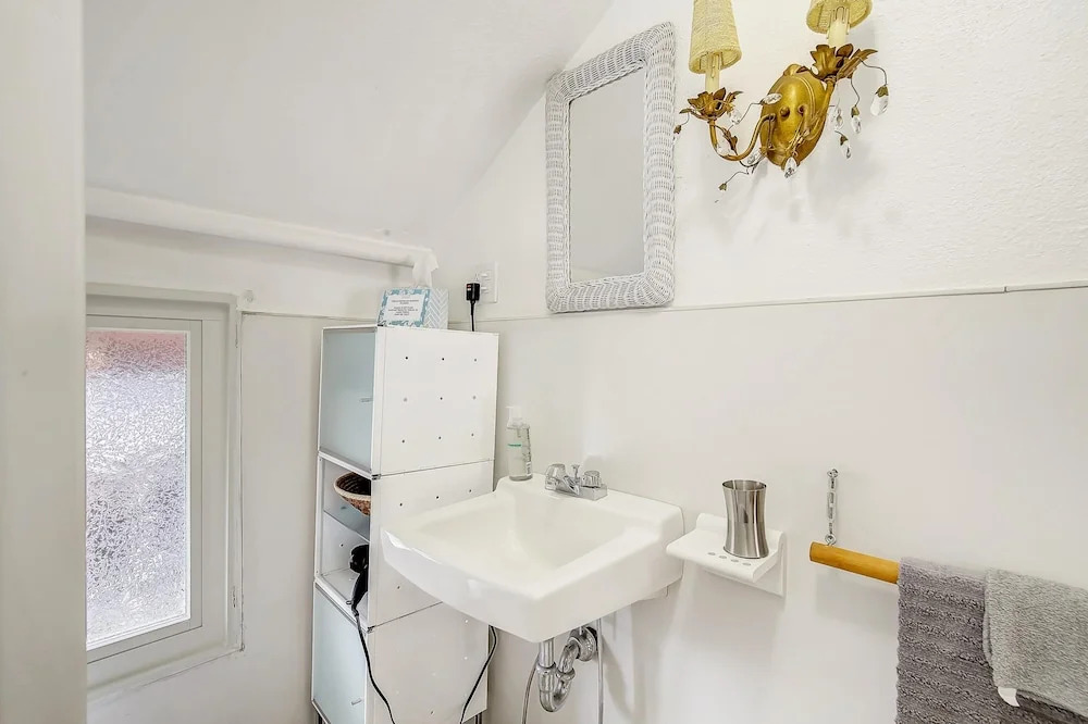 Darling Detached Villa in Heart of Cap Hill
