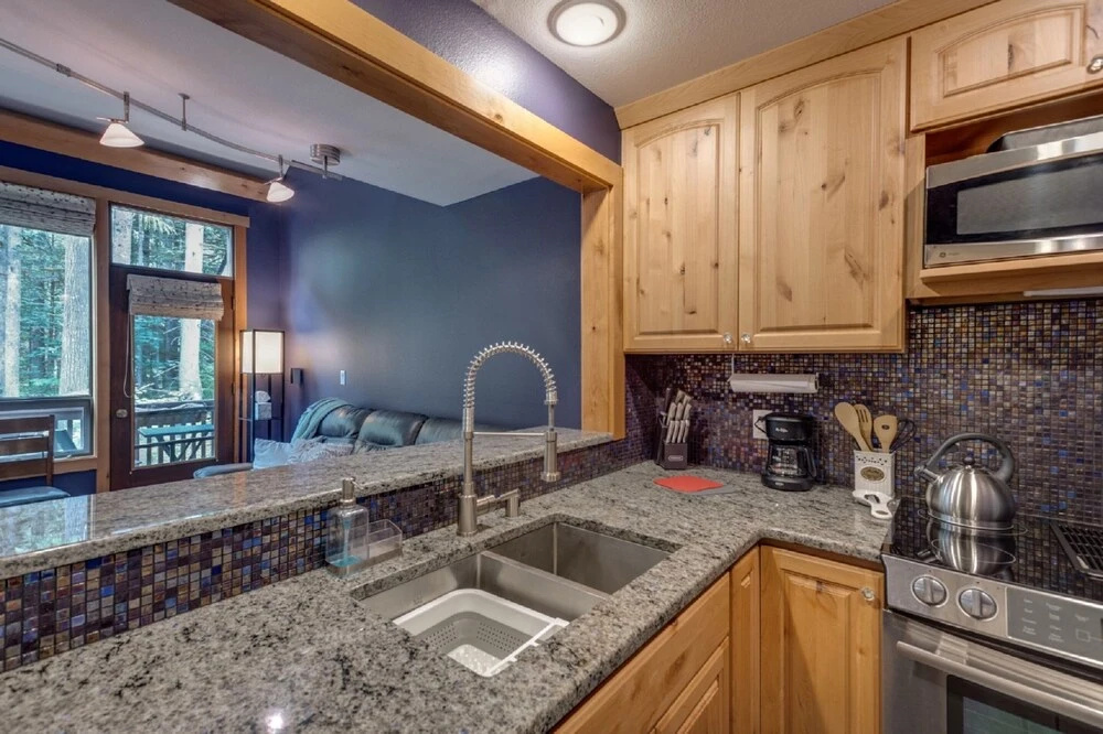 23SW - Luxurious - Wi-Fi - Fireplace - Sleeps 4