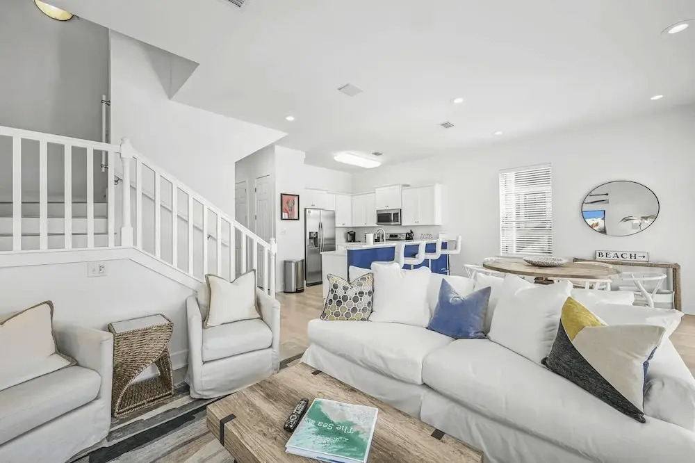 All Decked Out by Avantstay Pool & Private Beach Access, Bikes Provided