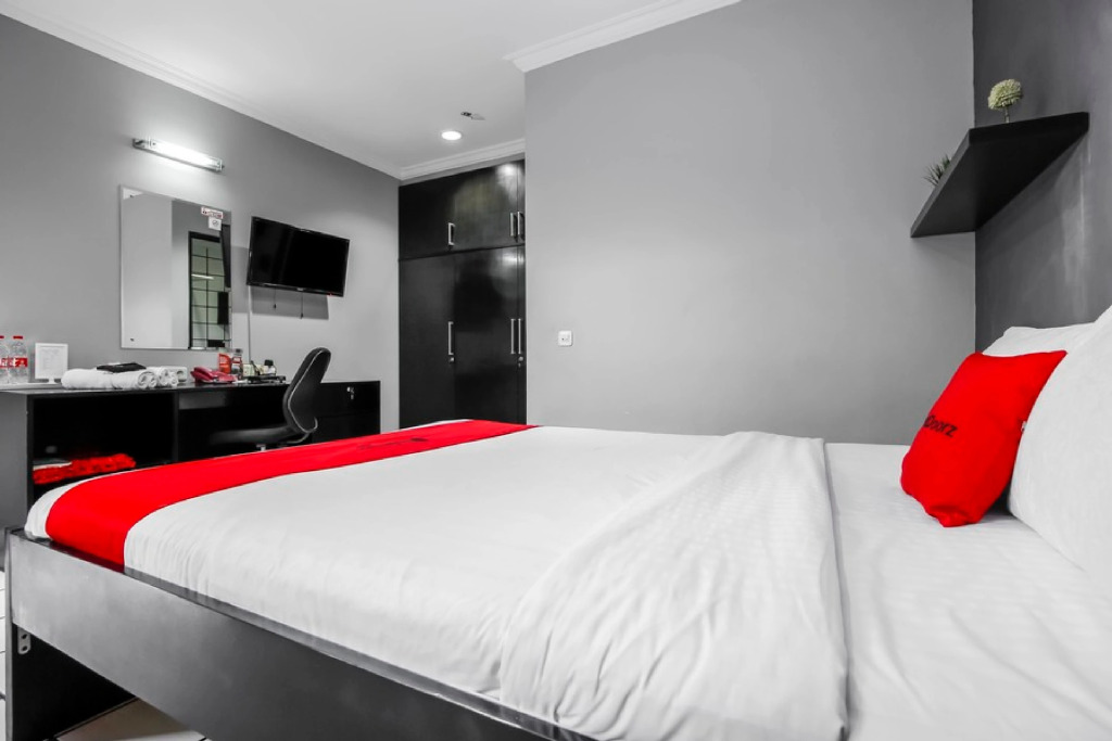 RedDoorz Plus near RS Fatmawati 2