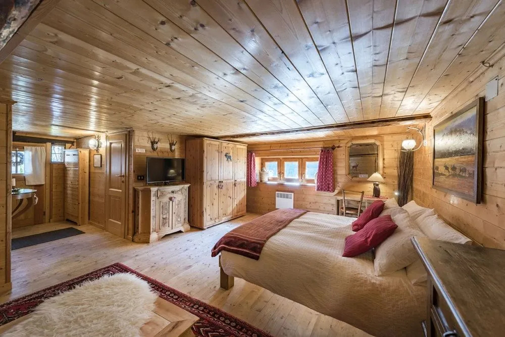"CHALET dei FIORI" room & apartment