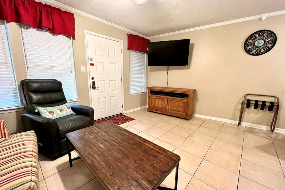 Sea Breeze 211 2 Bedroom Condo by Redawning