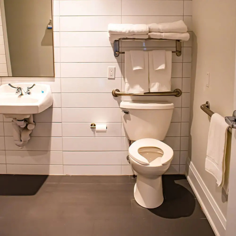 Colonial Hotel & Suites