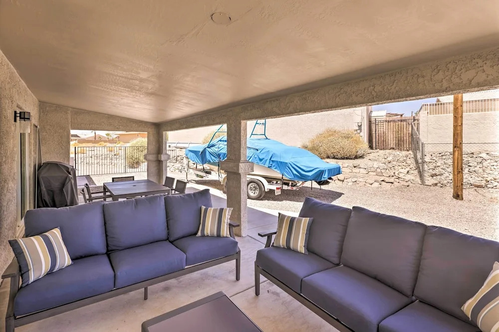 Putting Green, Pool Access: Lake Havasu City Home!
