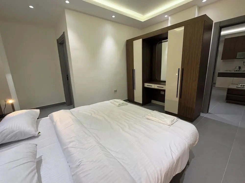 005 JRE Apartment With Stunning Boulevard Veiw