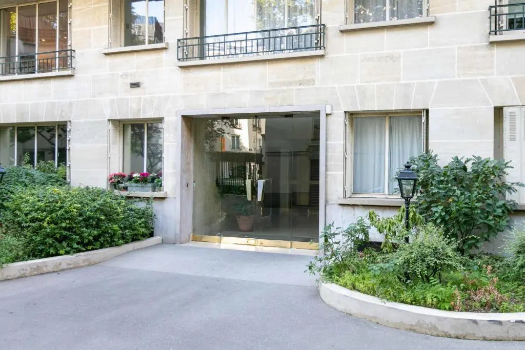Paris City – Spacious 3 bedroom flat for families -3 minutes from metro station