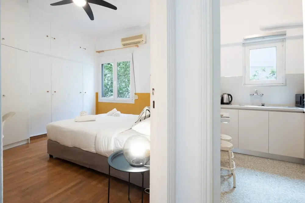 Spacious High-ceiling 2BR by Acropolis Museum