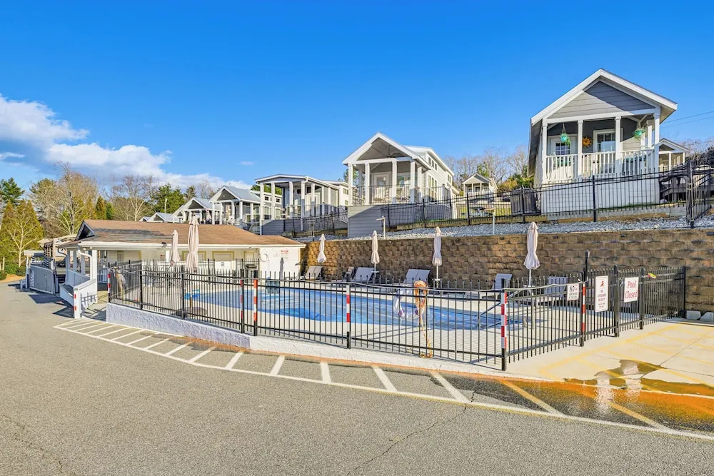 Waterfront Living & Resort Perks! Lake Norman Stay