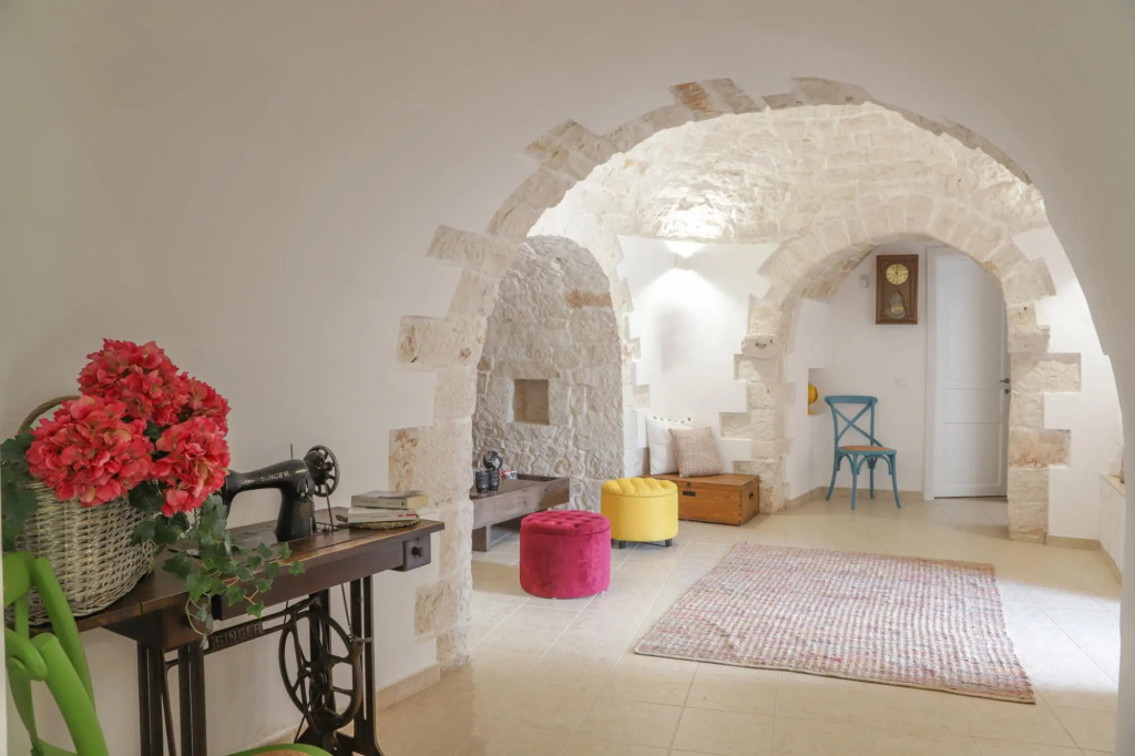 TD Trulli Saveni Trulli with Pool Near the Centre
