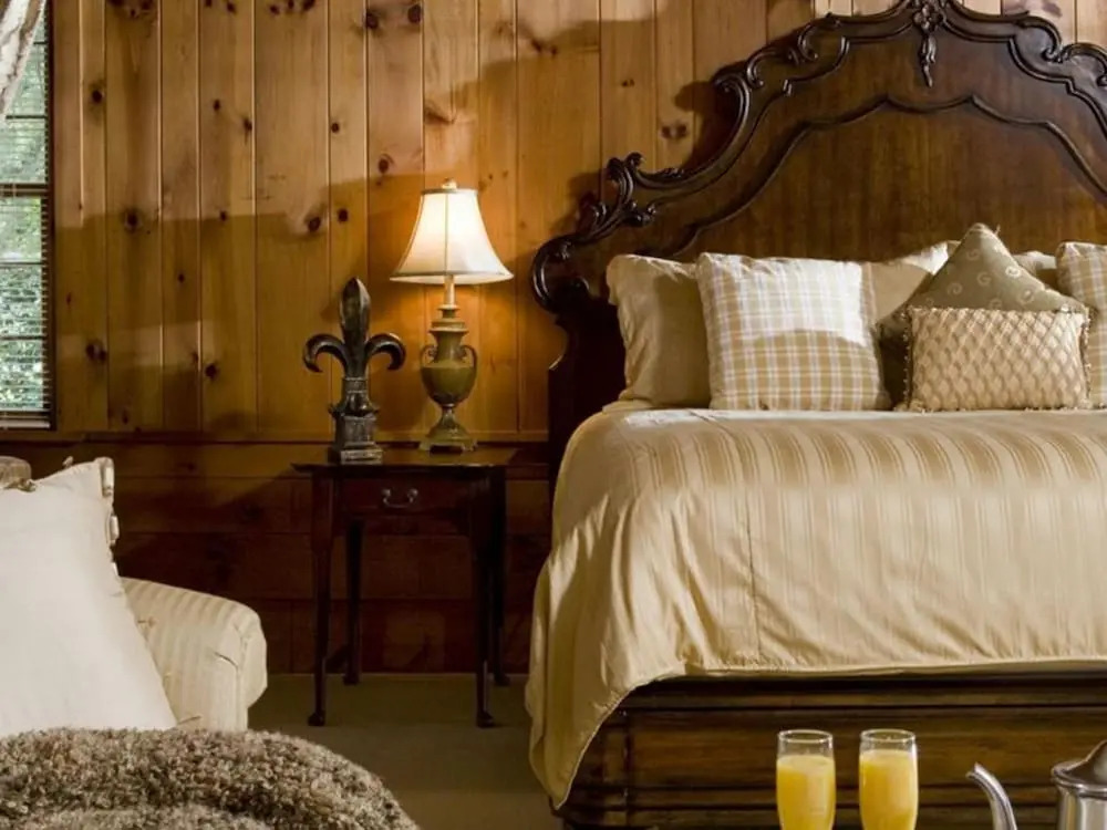 1906 Pine Crest Inn