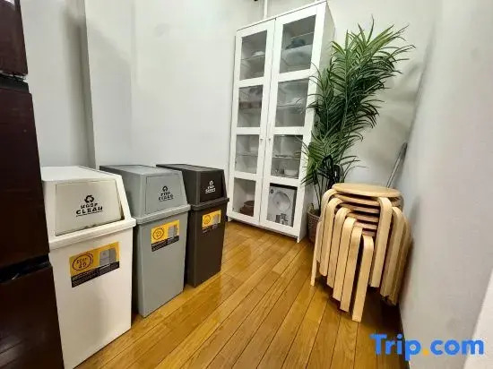 "Jiayi" 3-story building with elevator, 3 bedrooms, 2 bathrooms, 1 living room, 1 kitchen