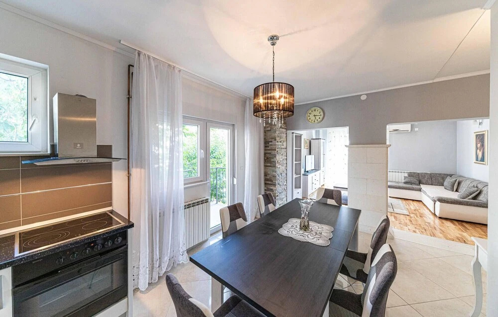Stunning Apartment in Kastel Kambelovac With 3 Bedrooms and Wifi