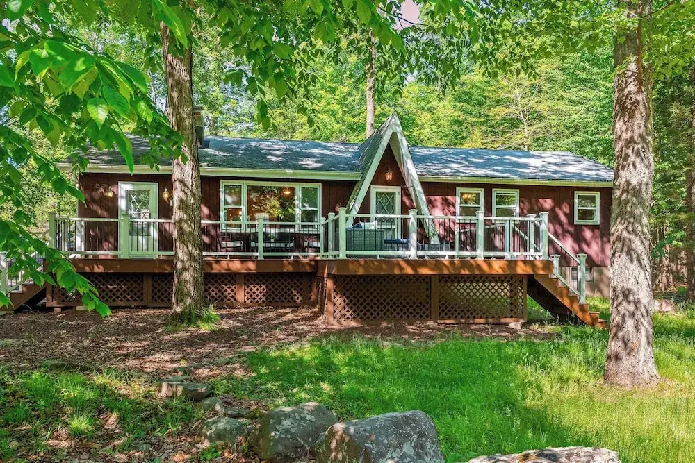 Walk to the Lake Firepit and Sunroom Tomhickon