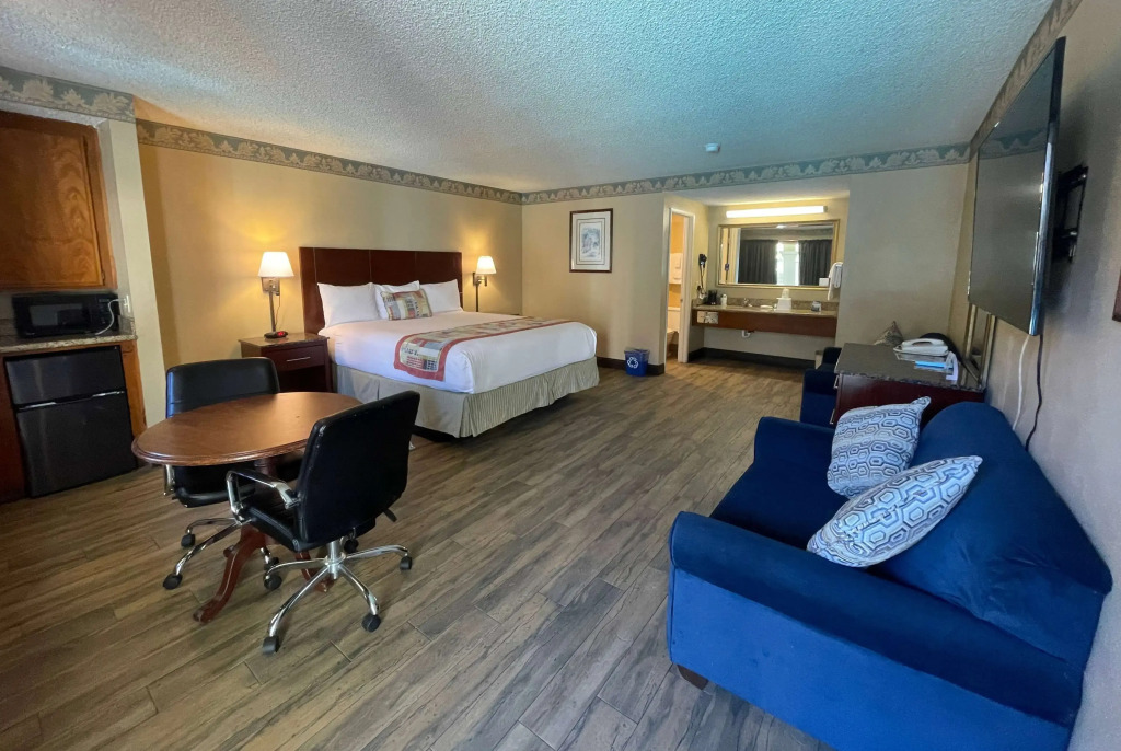 Travelodge by Wyndham Costa Mesa Newport Beach Hacienda